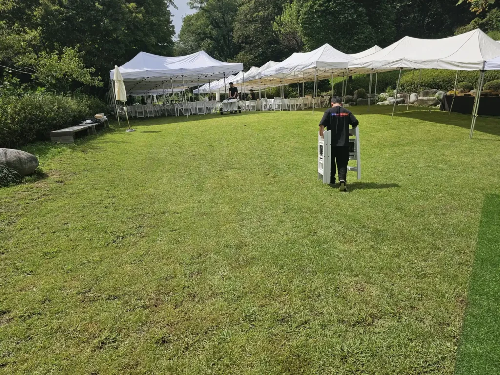 히든가든 야외웨딩 알바 의자 세팅