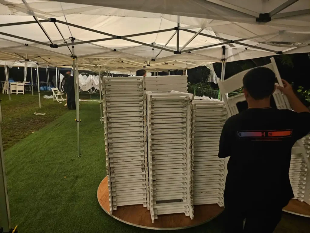 히든가든 야외웨딩 알바 테이블 의자 철수-1